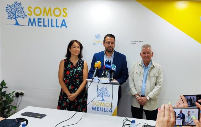 El presidente de 'Somos Melilla', Amin Azmani, en el centro de la imagen