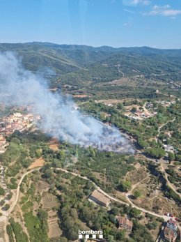 Bombers trabaja con 12 dotaciones en un incendio cerca del Castillo de Montjuc de Girona