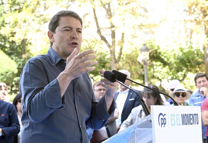 Archivo - El presidente de la Junta de Castilla y León, Alfonso Fernández Mañueco, interviene durante un acto de campaña del PP de Burgos, a 21 de julio de 2023, en Burgos, Castilla y León (España).