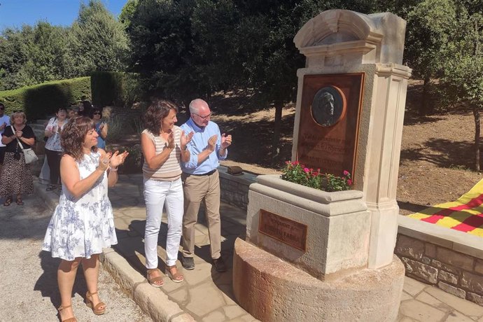 La presidenta del Parlament, Anna Erra, inaugura un monumento dedicado al lingüista catalán Pompeu Fabra en Trrega (Lleida) a los 75 años de su muerte