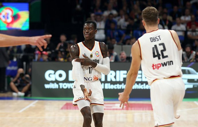 10 September 2023, Indonesia, Pasay: Germany's Dennis Schroeder (L) celebrates next to Andreas Obst during the FIBA Basketball World Cup final macth between Serbia and Germany. Photo: Matthias Stickel/dpa