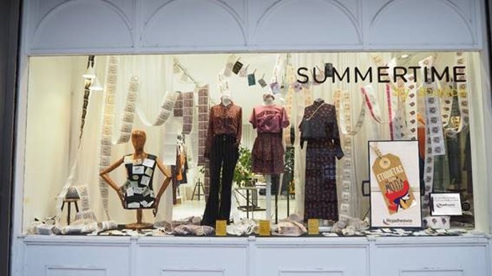 Riojadhesivos y Summertime crean un escaparte formado por más de 100 etiquetas de vino