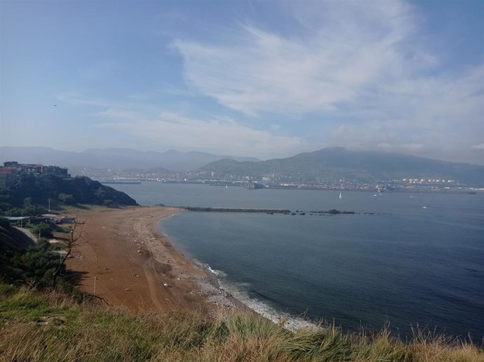 Cielos con algunas nubes en la costa de Bizkaia.