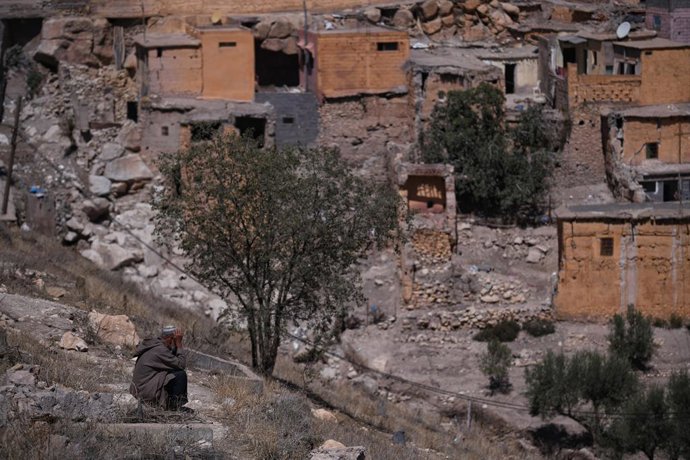 Un hombre se lamenta junto a las casas destrozadas tras el terremoto, a 10 de septiembre de 2023, en Moulay Brahim, provincia de Al Haouz (Marruecos). Al menos 2.012 personas han muerto y otras 2.059 han resultado heridas, 1.404 en estado crítico, a cau