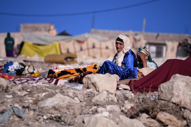 Una mujer llora sentada entre los escombros provocados por el terremoto, a 10 de septiembre de 2023, en Moulay Brahim, provincia de Al Haouz (Marruecos). Al menos 2.012 personas han muerto y otras 2.059 han resultado heridas, 1.404 en estado crítico, a ca