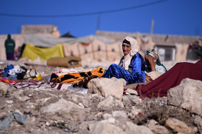 Una mujer llora sentada entre los escombros provocados por el terremoto, a 10 de septiembre de 2023, en Moulay Brahim, provincia de Al Haouz (Marruecos). Al menos 2.012 personas han muerto y otras 2.059 han resultado heridas, 1.404 en estado crítico, a 