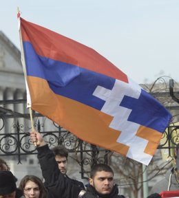 Archivo - Bandera de la autoproclamada república armenia de Artsaj, en Nagorno-Karabaj