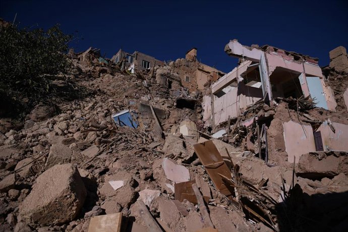 Una hombre observa los escombros de las casas provocados por el terremoto, 