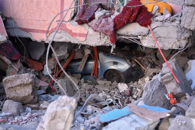 Una moto sepultada entre los escombros provocados por el terremoto, a 10 de septiembre de 2023, en Moulay Brahim, provincia de Al Haouz (Marruecos). Al menos 2.012 personas han muerto y otras 2.059 han resultado heridas, 1.404 en estado crítico, a causa d