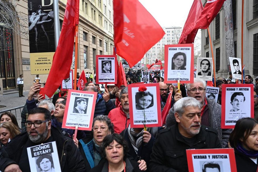 Archivo - La "Gran marcha por los derechos humanos" en el día previo al 50 aniversario del golpe de Estado en Chile