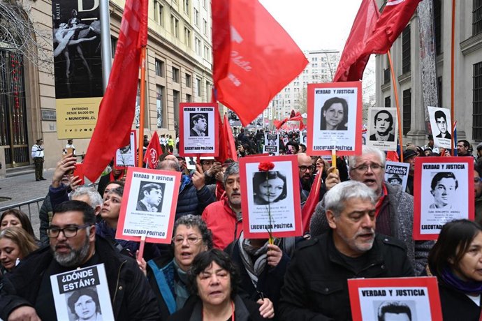 Archivo - La "Gran marcha por los derechos humanos" en el día previo al 50 aniversario del golpe de Estado en Chile