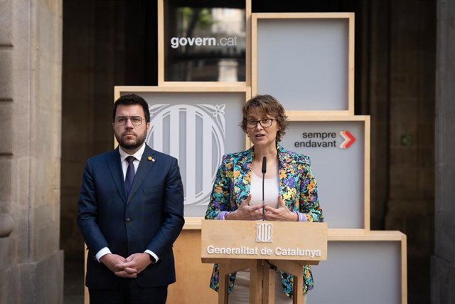 Archivo - La consejera de Acción Exterior y Unión Europea, Meritxell Serret, junto al presidente de la Generalitat, Pere Aragonès