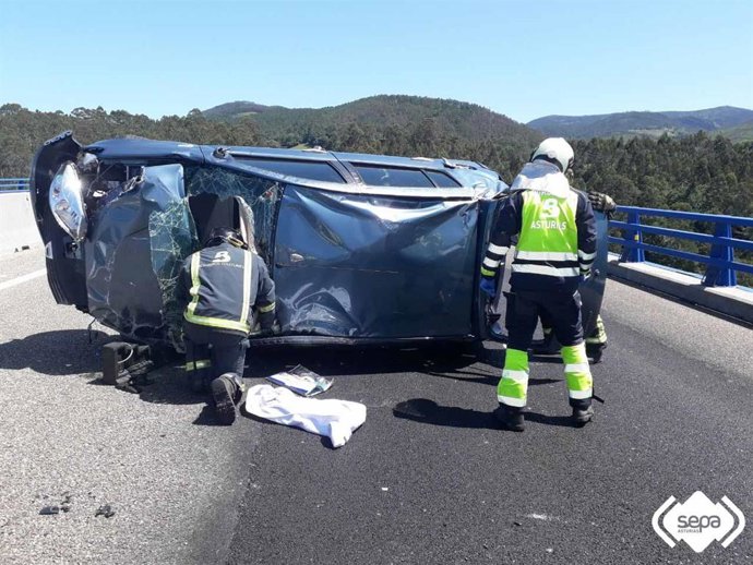 Archivo - Intervención del SEPA en un accidente en el viaducto de San Timoteo, en Valdés