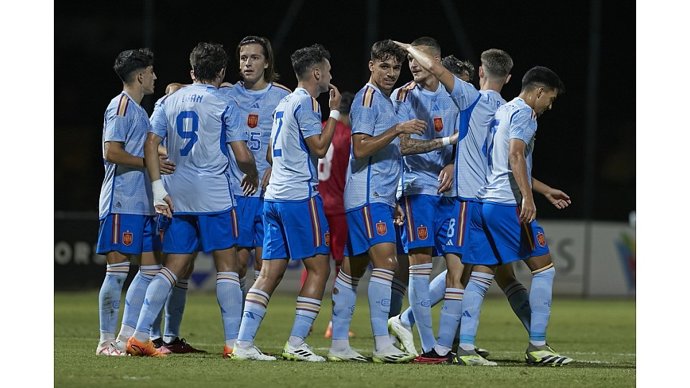 Varios futbolistas de la selección española sub-21 celebran un gol.