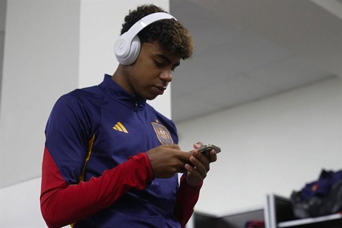 Lamine Yamal, durante una concentración con la selección española.