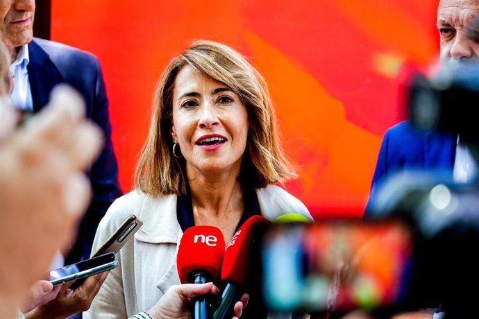 Archivo - La ministra de Transportes, Movilidad y Agenda Urbana, Raquel Sánchez, atiende a los medios antes de un encuentro con militantes a 19 de mayo del 2023 en Dos Hermanas (Sevilla.  Andalucía. España). La ministra de Transportes, Movilidad y Agend