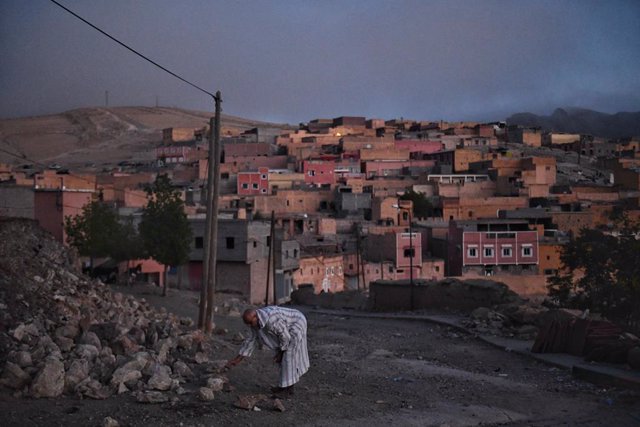 Vecinos del pueblo cavan tumbas para enterrar a los fallecidos por el terremoto, a 10 de septiembre de 2023, en Moulay Brahim, provincia de Al Haouz (Marruecos). Al menos 2.012 personas han muerto y otras 2.059 han resultado heridas, 1.404 en estado críti