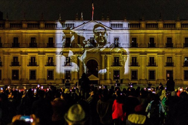 Proyección de una imagen del presidente chileno Salvador Allende sobre la fachada del Palacio de La Moneda