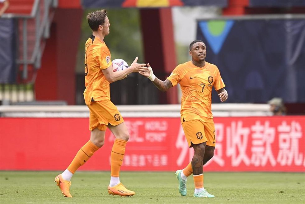 Archivo - Steven Bergwijn celebra un gol con Wout Weghorst.