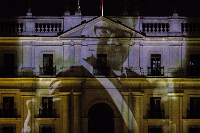 Imagen del expresidente de Chile Salvador Allende sobre el Palacio de la Moneda en el 50 aniversario del golpe de Estado de Augusto Pinochet