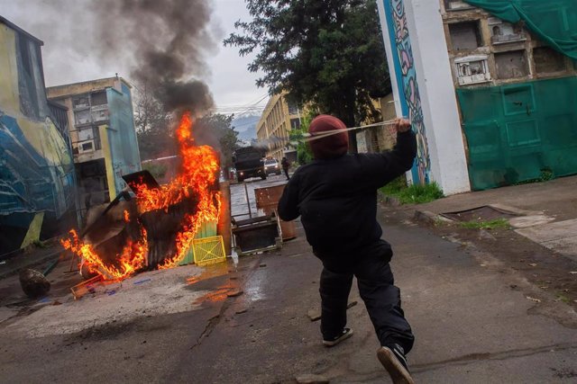 Enfrentamientos entre manifestantes chilenos y Carabineros
