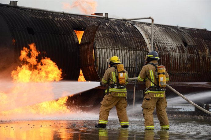 Archivo - April 17, 2019 - Wichita Falls, Georgia, U.S. - Firefighters work together to battle a blaze during a training exercise at Sheppard Air Force Base, Texas, April 17, 2019. Departments from Sheppard, Wichita Falls, Texas, and Lawton, Oklahoma, con