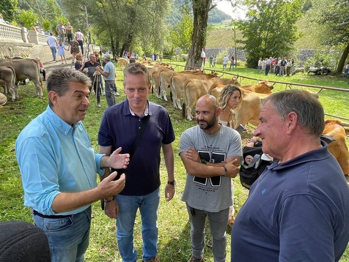 EEl consejero de Medio Rural y Política Agraria, Marcelino Marcos, visitó el 71 Concurso-Exposición Municipal de Ganado de San Martín del Rey Aurelio.