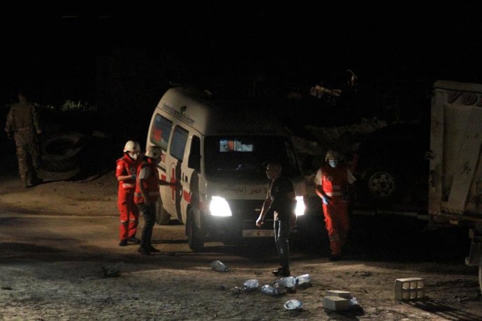 Archivo - Una ambulancia de la Cruz Roja libanesa