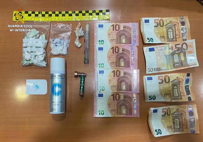 Droga y dinero intervenido en la operación de la Guardia Civil
