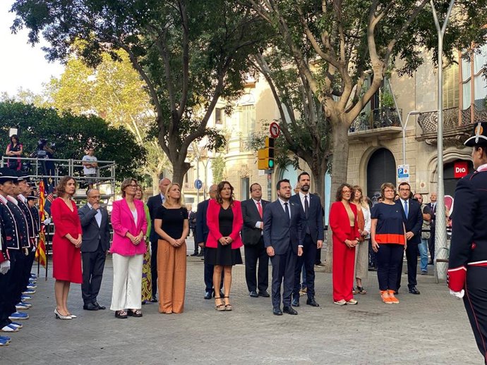 Ofrenda del Govern al monumento de Rafael Casanovas, encabezada por el presidente Pere Aragons.