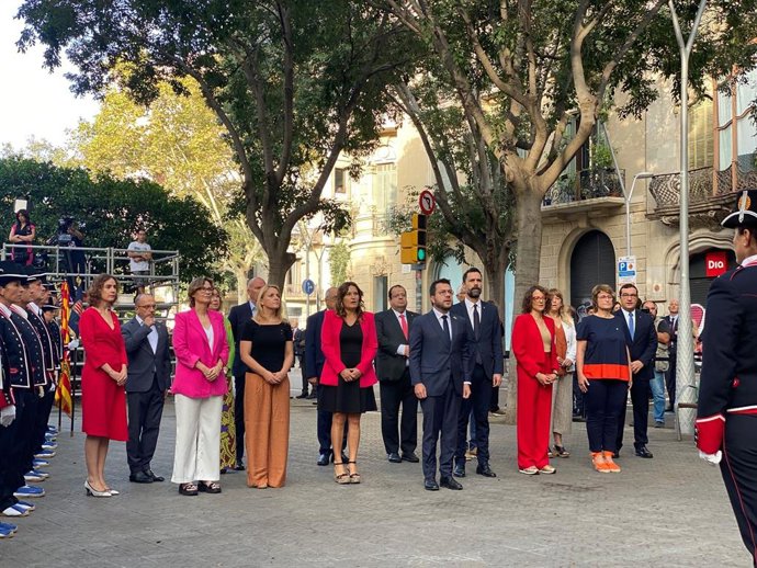 Ofrena del Govern al monument de Rafael Casanovas, encapalada pel president Pere Aragons.