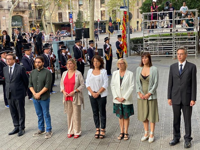 La presidenta del Parlament, Anna Erra, juntament amb membres de l'Mesa  del Parlament en el monument a Rafael Casanova