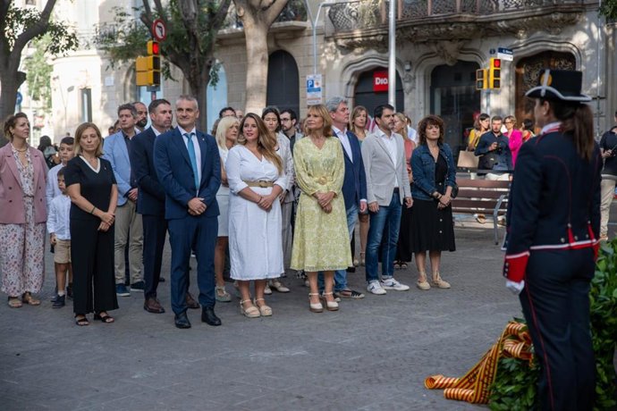 La presidenta de la Diputació de Barcelona, Llusa Moret, en la ofrenda por la Diada con los vicepresidentes Candela López, Marc Castells, Josep Triadó, Dionís Guiteras y otros miembros ente supramunicipal
