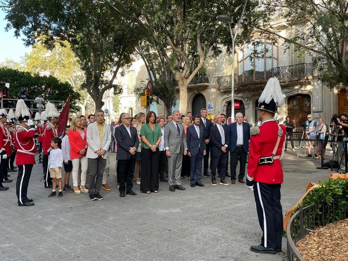 Ofrenda del Ayuntamiento de Barcelona al monumento de Rafael Casanovas, encabezada por el alcalde Jaume Collboni