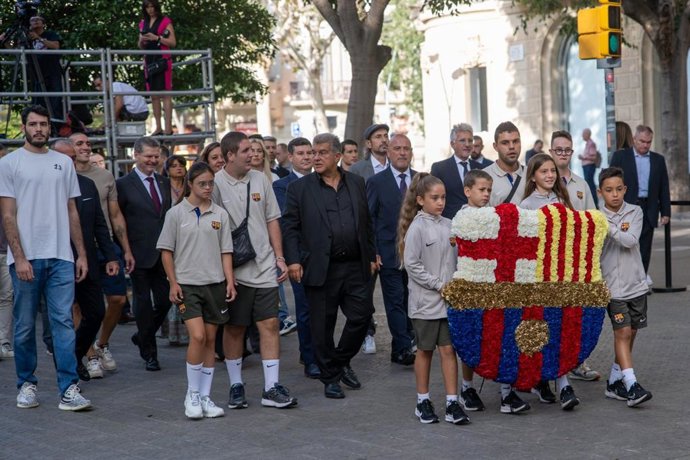 El president del FC Barcelona, Joan Laporta, presideix l'ofrena floral del club per la Diada.