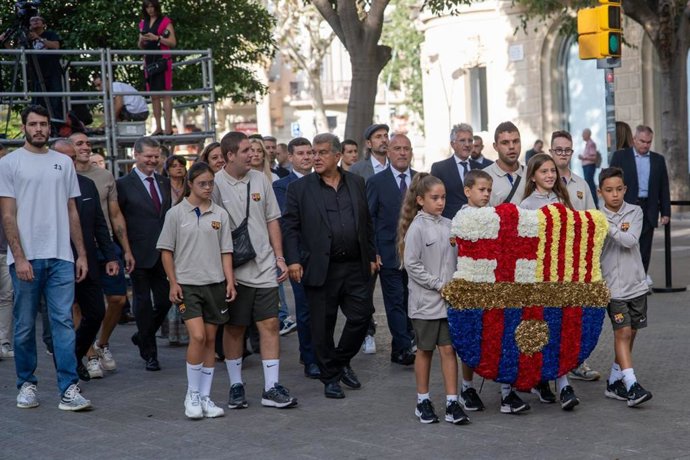 El presidente del FC Barcelona, Joan Laporta, preside la ofrenda floral del club por la Diada.