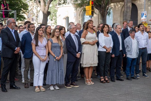 El secretari general de Junts, Jordi Turull, juntament amb la presidenta del partit, Laura Borràs, i altres membres del partit en l'ofrena floral a Rafael Casanova