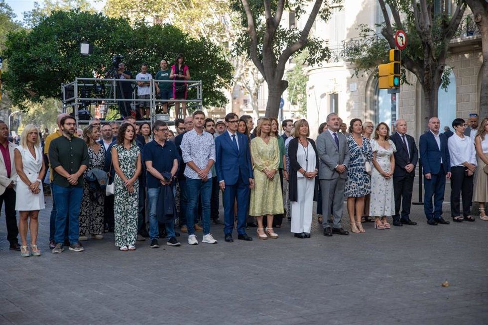 Ofrenda del PSC al monumento de Rafael Casanovas, encabezada por el líder del partido, Salvador Illa