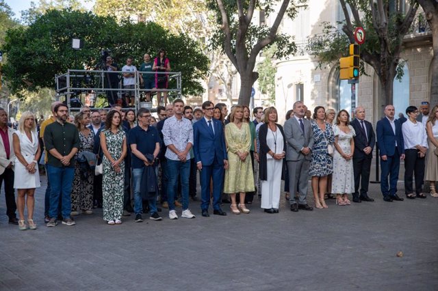 Ofrena del PSC al monument de Rafael Casanovas, encapçalada pel líder del partit, Salvador Illa