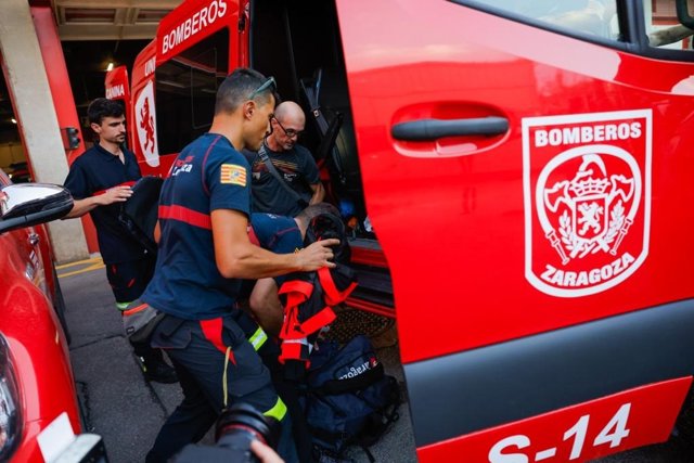 Bomberos de Zaragoza preparan el dispositivo para viajar a Marruecos para colaborar en las labores de rescate.