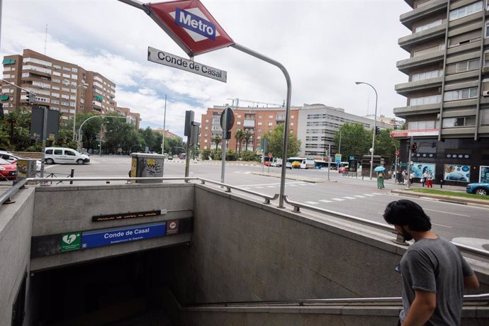 Archivo - Entrada de la estación de la línea 6 del Metro de Madrid situada bajo la calle del Doctor Esquerdo.