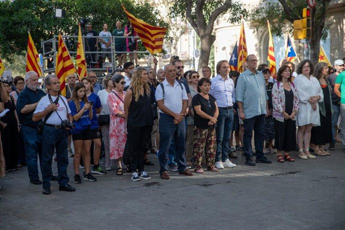 Ofrenda floral de mnium Cultural, Obra Cultural Balear, Acció Cultural del País Valenci y otras entidades.