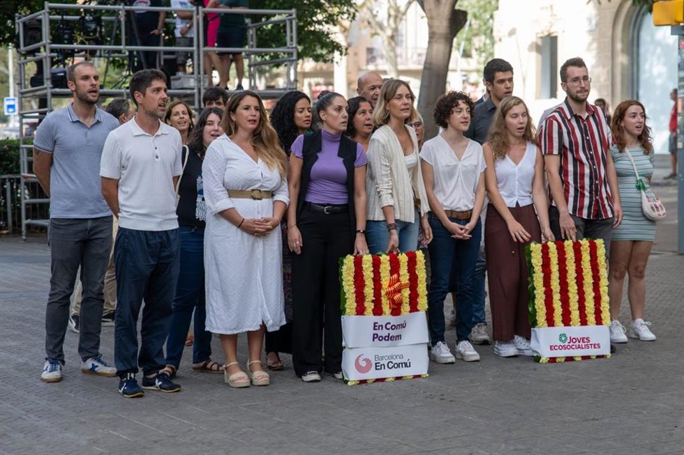 Ofrenda de los comuns al monumento de Rafael Casanovas, encabezada por la líder del partido, Jéssica Albiach.