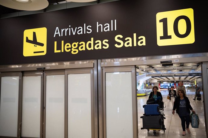 Pasajeros procedentes de Marruecos y otros destinos llegan al  Aeropuerto Adolfo Suárez Madrid-Barajas, a 9 de septiembre de 2023, en Madrid (España).