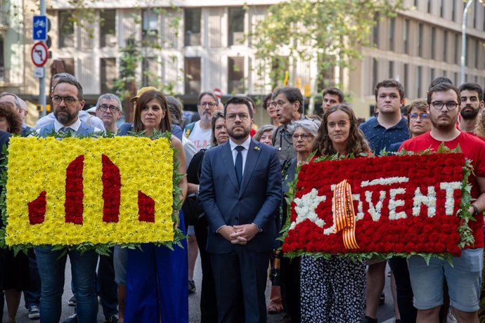 El president de la Generalitat, Pere Aragons (c), durant la tradicional ofrena floral davant el monument de Rafael Casanova amb motiu de la Diada, Dia de Catalunya, a 11 de setembre de 2023, a Barcelona, Catalunya (Espanya). Avui Catalunya celebra el s