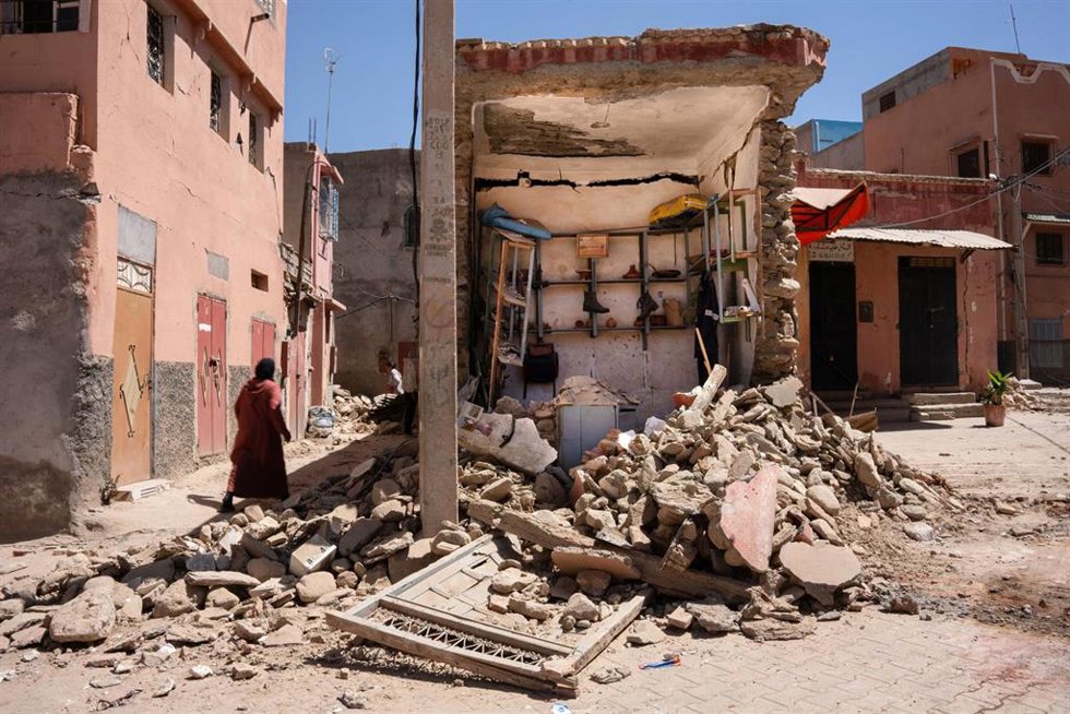 Una mujer camina entre los escombros de una casa en Amizmiz, Marruecos