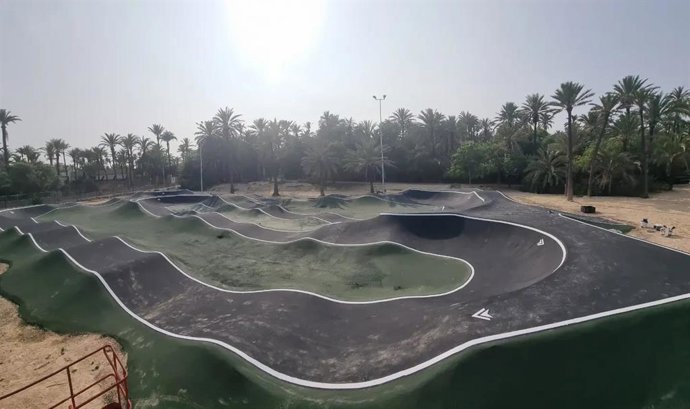 Imagen de la pista 'pump track' del Parque El Palmeral de Alicante.