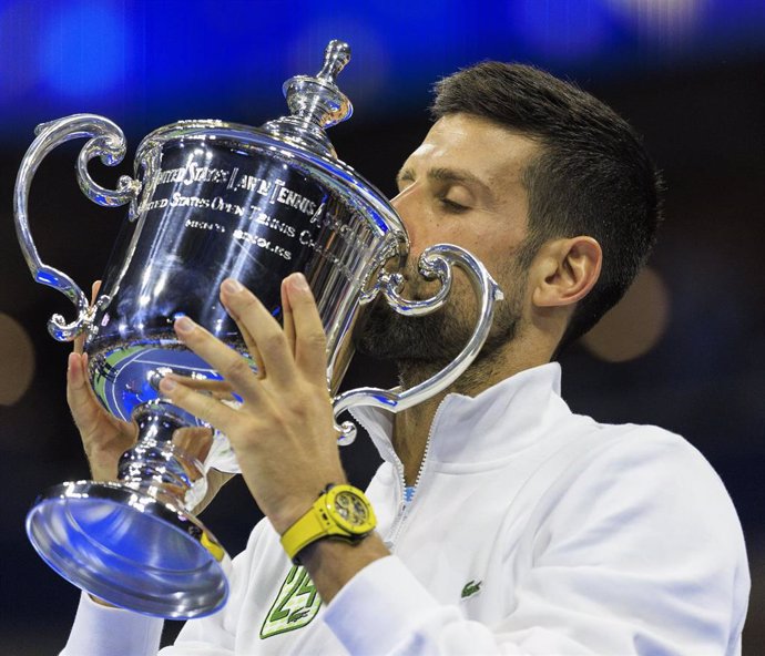 El tenista serbio Novak Djokovic besa el trofeo que le acredita como campeón del US Open 2023.