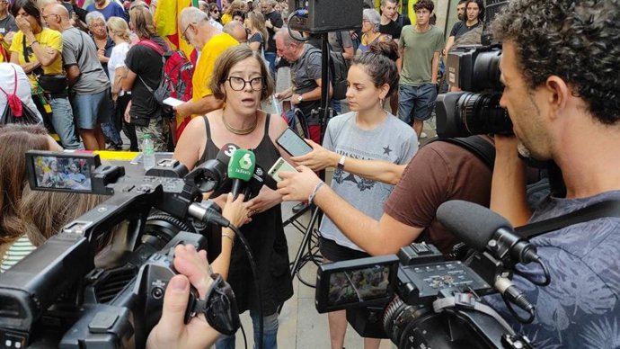 La portavoz de la CUP en el Parlament, Eullia Reguant, junto con la representante de Arran Marina Gispert