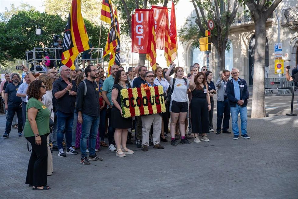 El secretario general de CC.OO. De Catalunya, Javier Pacheco, y el secretario general de UGT de Catalunya, Camil Ros, en la ofrenda floral a Rafael Casanova